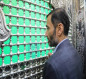 فيديو:مسؤول بالامم المتحدة يزور مرقد الامام الحسين عليه السلام وينحني امام ضريحه