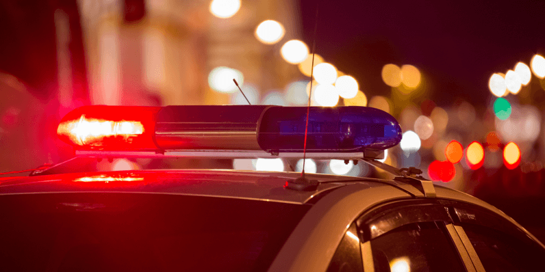 "تحت تهديد السلاح".. القبض على متهم بسرقة سيارة في بغداد