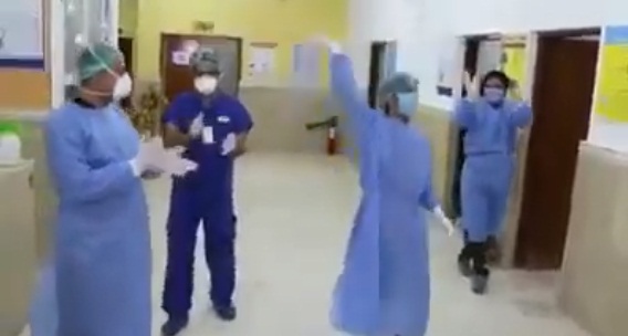 بالصورة:آخر مصاب بكورونا في محافظة واسط ’’يرقص’’ بعد شفائه من الفيروس