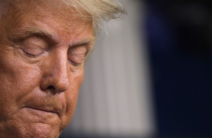 كورونا يصطاد ترامب وزوجته