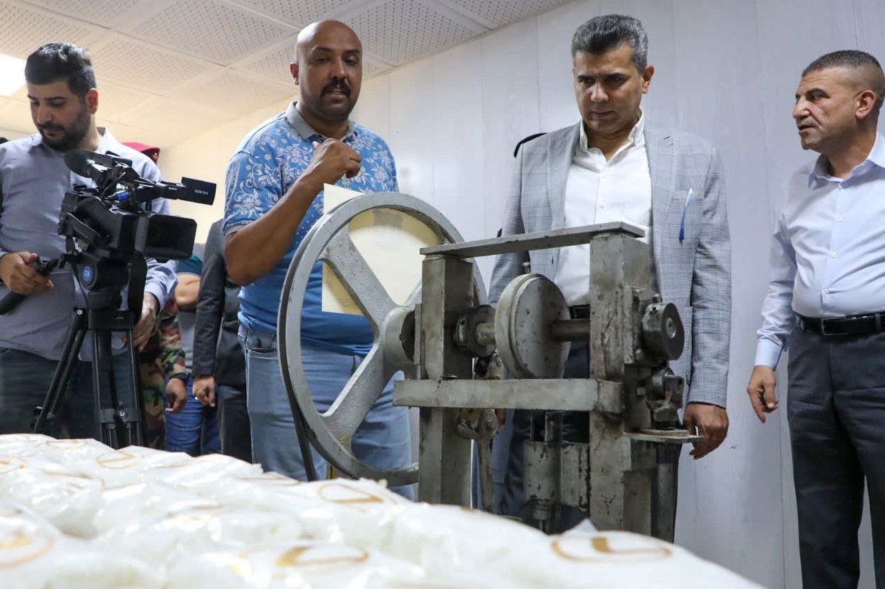 بإشراف وزير الداخلية وبعملية نوعية.. ضبط معمل لتصنيع الحبوب المخدرة في المثنى