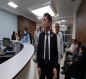 بالفيديو:سفير اليابان يتجول بين مرضى السرطان في مستشفى الوارث الدولية