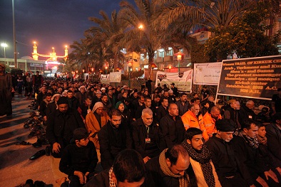 المواكب تؤدي صلاة الجماعة وسط كربلاء (مصور)