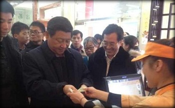 الرّئيس الصّيني في طابور أمام مطعم شعبي