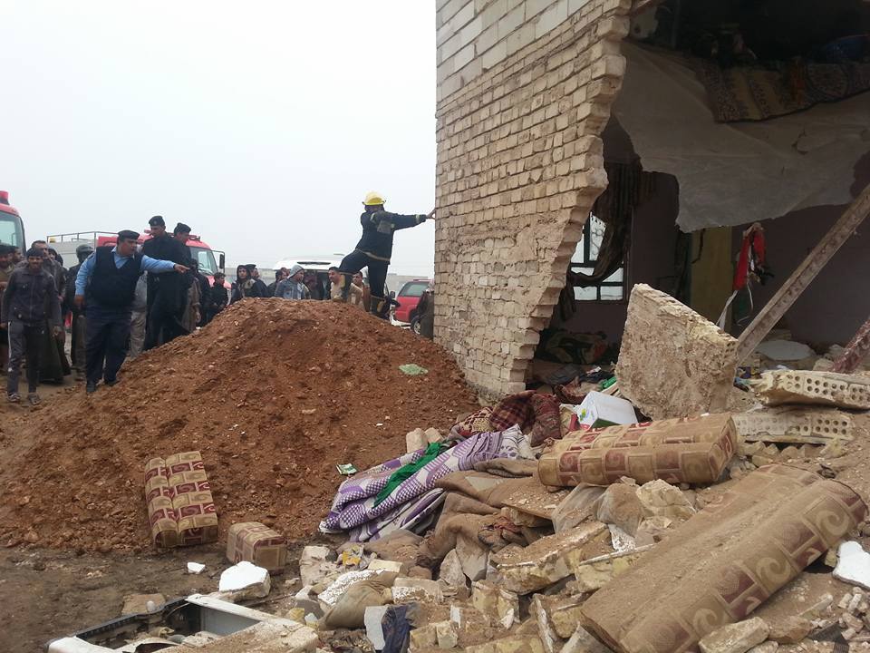 بالصور:مصرع طفلة واصابة افراد عائلتها جراء انهيار منزل شمال النجف