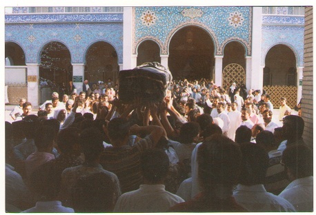 نعش الجواهري العظيم  يحمله محبوه قبل  ان يوارى الثرى في دمشق عا م 1997