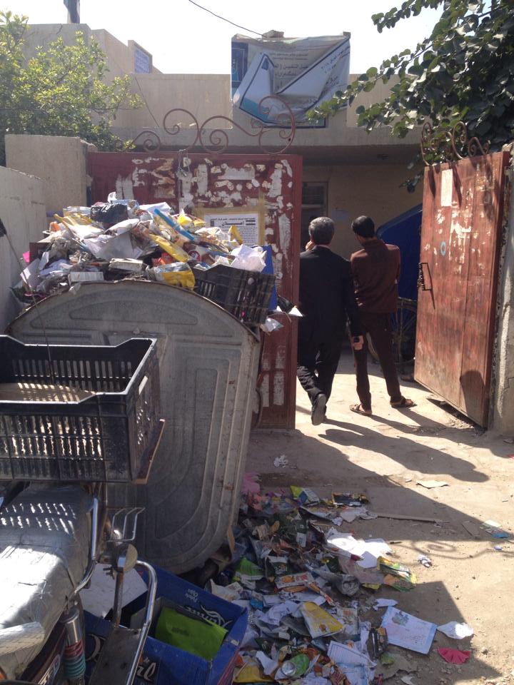 مكب نفايات قرب مركز استلام البطاقة الانتخابية في كربلاء +صور