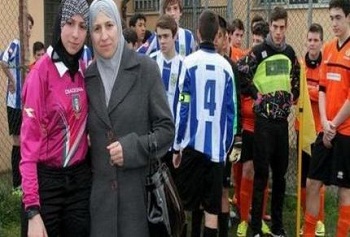 محجَّبة تدير مباراة كرة قدم لأوّل مرّة في تاريخ إيطاليا