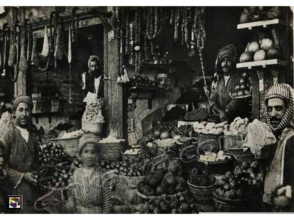 بائع فواكه وخضروات في اسواق بغداد عام  1935.