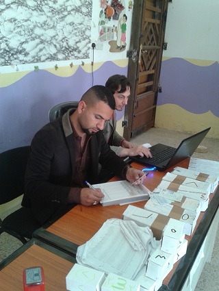 كربلاء :مواطنون يتسابقون في استلام البطاقة الالكترونية الانتخابية (مصور)