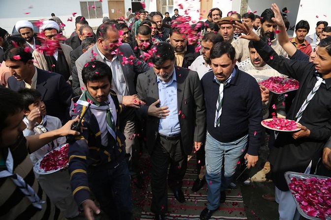 بالصور:مصلون في اسلام اباد ينثرون الورود احتفاءً بالوفد العراقي القادم من العتبتين الحسينية والعباسية المقدستين