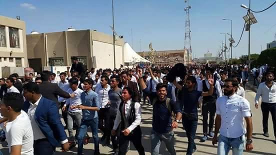 فيديو: طلبة جامعة ‏المثنى‬ يطوقون مجلس المحافظة ويطالبون بإطلاق سراح استاذ جامعي