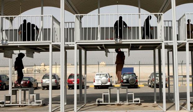 إعدام 3 شنقاً بالكويت .. صور