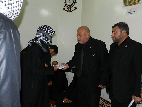 البصرة :وفد من العتبتين الحسينية والعباسية يزور جرحى تفجير بين الحرمين ويقدم لهم مساعدات مالية (مصور)