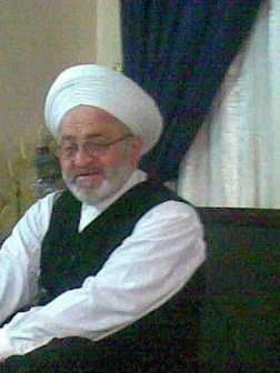 الجيش السوري الحر يقتل أمام جامع الحسين في حلب ويقطع راسه ويعلقه على مأذنة الجامع