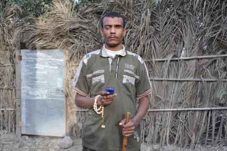 البصرة: عاصم الأعمى مصلح كهربائيات ويكتب رسائل SMS ويدل أهله على قبور ذويهم بالنجف