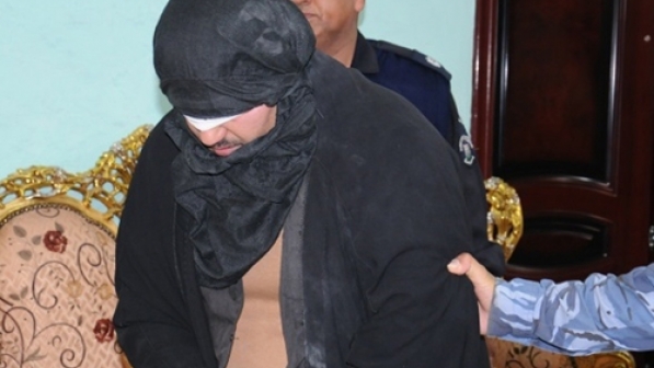 صور للمعتقل الذي اعتقل في الناصرية متخفيا بزي النساء ويعمل بجهاز مكافحة المتفجرات