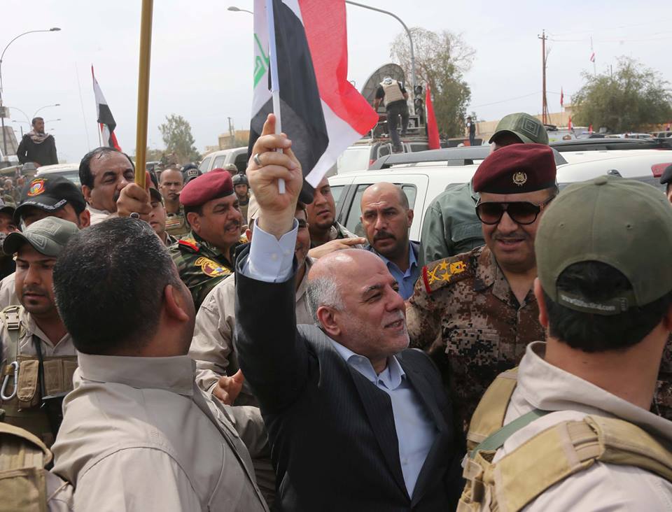 بالصور:العبادي يرفع العلم العراقي وسط تكريت