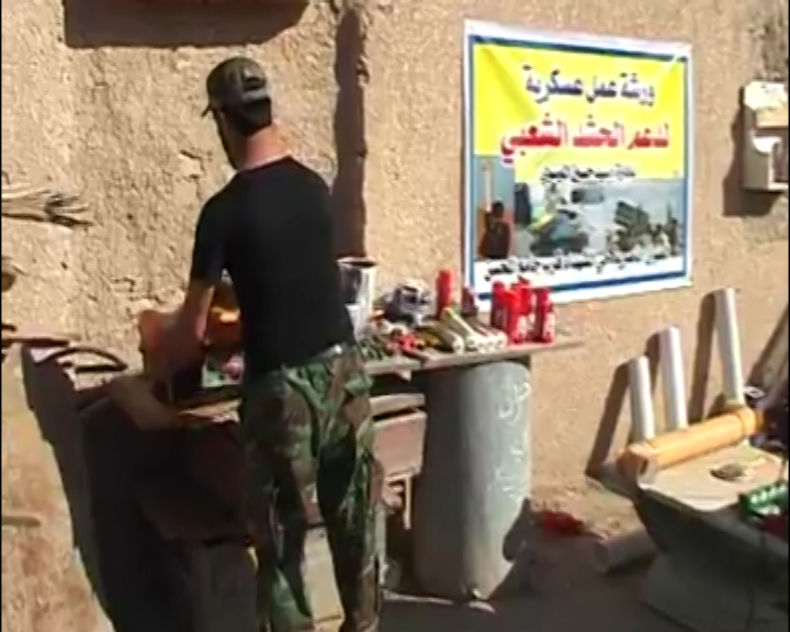 بالصور: مواطن من ذي قار يصنع معدات عسكرية لدعم الحشد الشعبي