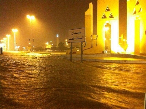 تقرير مصور للسيول التي ضربت السعودية