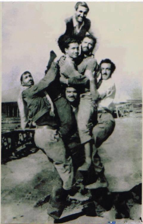 صورة ارشيفية لاحد شقاوات الموصل وهو يحمل خمسة اشخاص دفعة واحدة