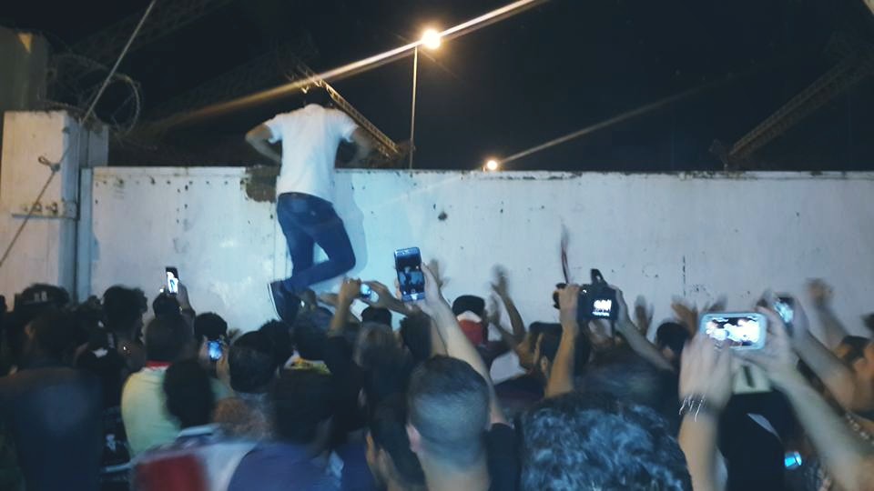 بالفيديو :تظاهرات مسائية امام  بوابة مجلس كربلاء مع وصول تعزيزات عسكرية