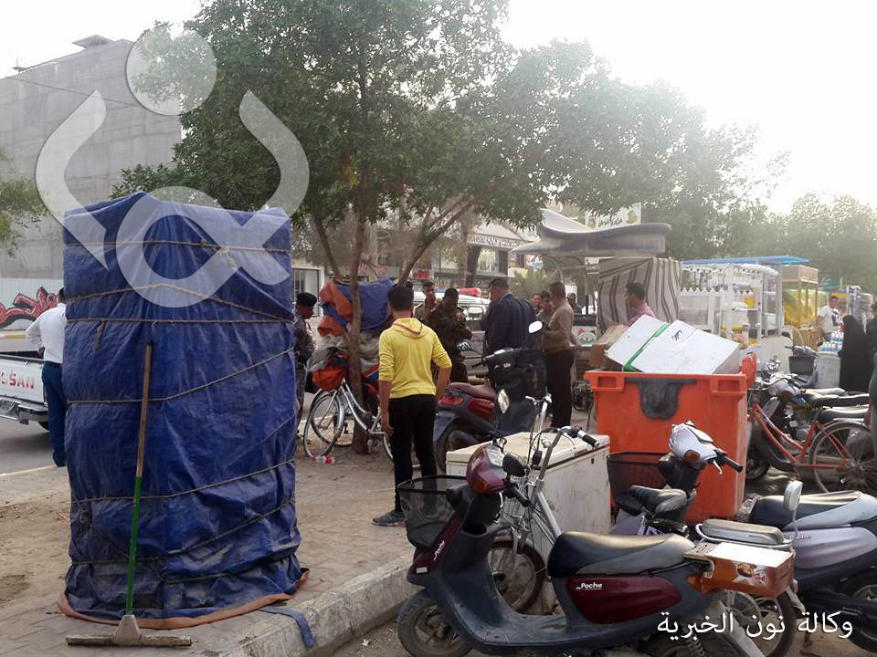 بالصور: قوة من الشرطة تعثر على قنبلة في شارع تجاري وسط كربلاء