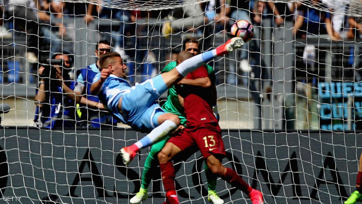 ركلة جزاء مثيرة للجدل تلقي بظلالها بعد فوز لاتسيو على روما