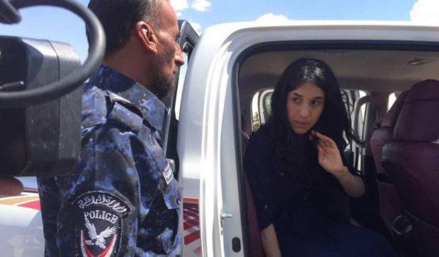 بالصور:الحشد الشعبي يعيد نادية مراد الى قريتها المحررة من داعش
