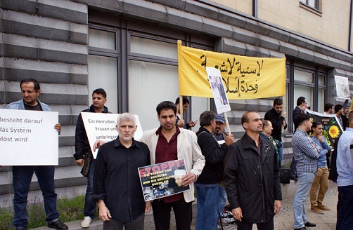 الجالية العربية والاسلامية  تعتصم امام السفارة المصرية في برلين احتجاجا على مقتل  الداعية  حسن شحاته (مصور)