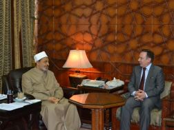 سفير العراق يزور شيخ الازهر الذي وعد بزيارة للعراق