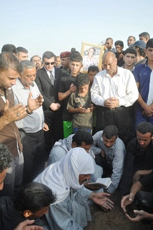 بالصورة محافظ كربلاء يحضر مراسيم دفن مدرب كربلاء الكروي