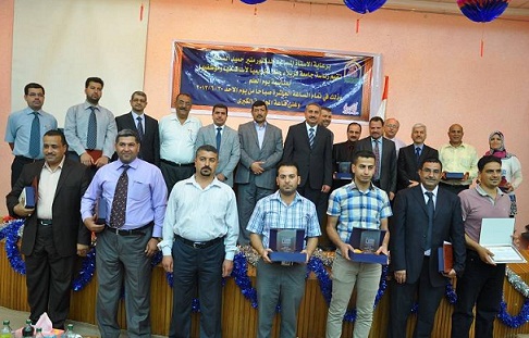 جامعة كربلاء تكرم  عدد من أستاذتها وباحثيها بمناسبة يوم العلم