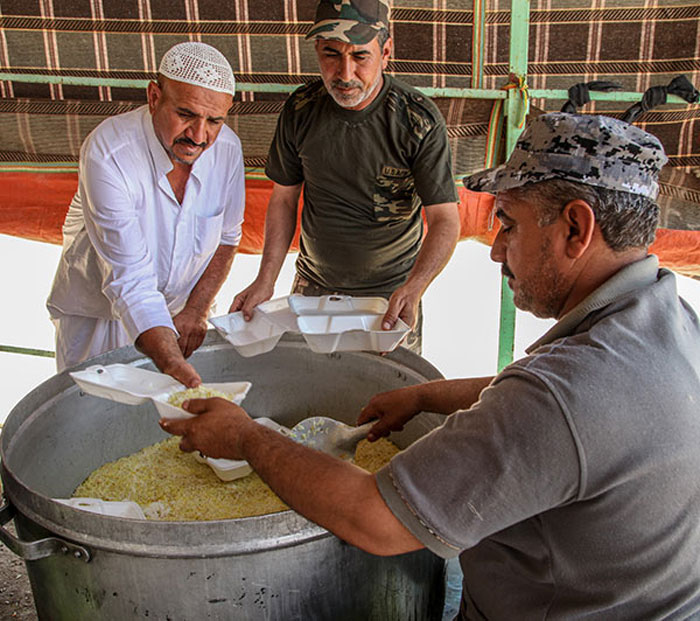 شاهد بالصور :المواكب الحسينية تدعم جهد المعركة وتتبنى اطعام الجيش في جبهات القتال واطعام العوائل النازحة