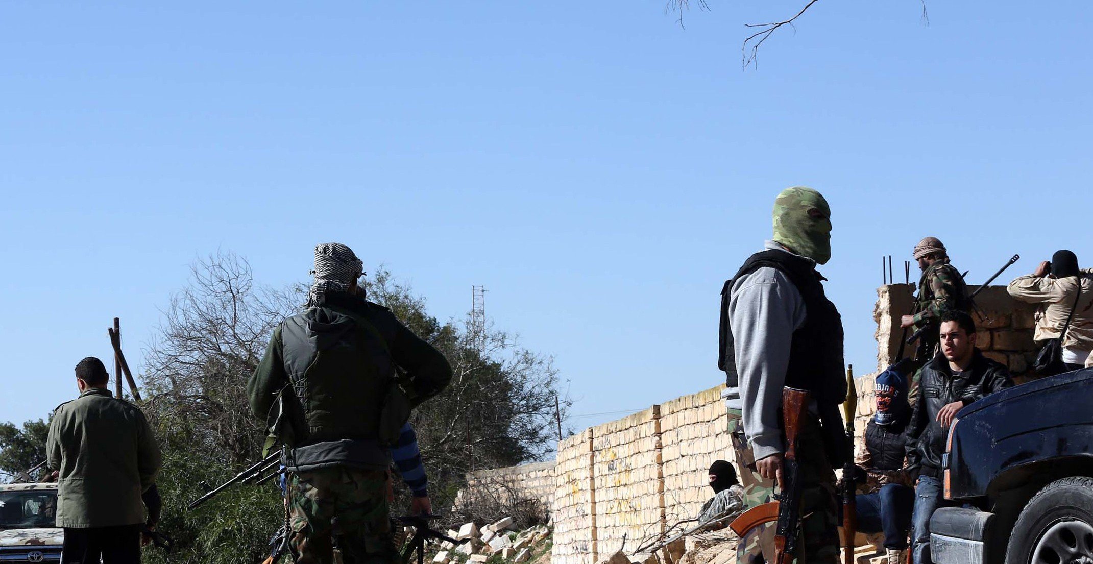 مسلحون لهجتهم فلسطينية طلبوا من الاهالي عدم الخروج من المنازل لأن الشوارع مفخخة