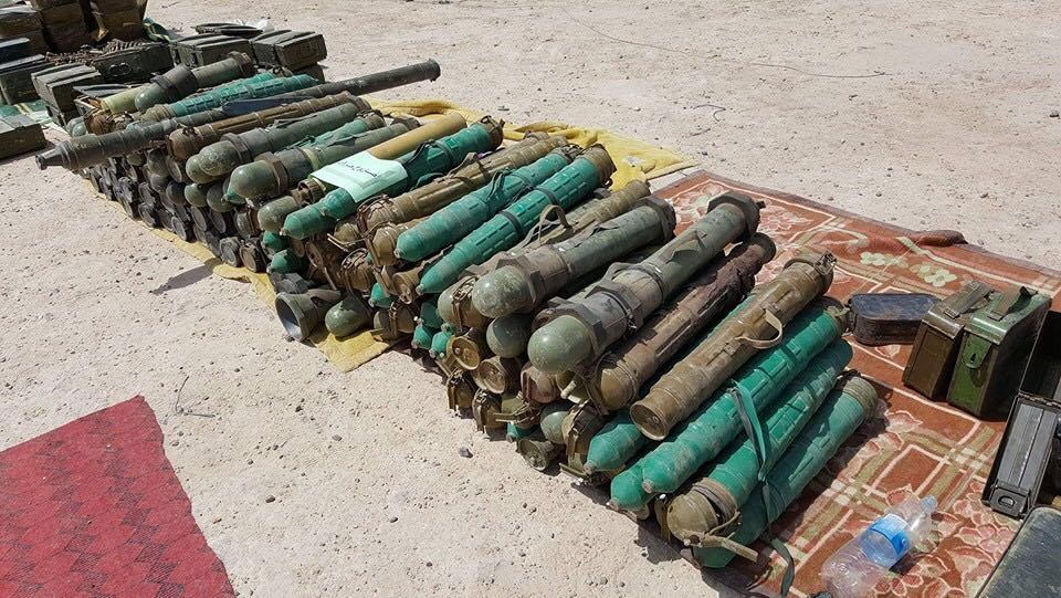 بالصور: صواريخ امريكية وعجلات واسلحة تركها "رتل داعش"