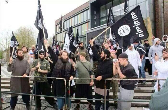 بالصور:الشرطة الالمانية تفرق تظاهرة لعصابات داعش في برلين وحكومتها تقرر سحب اقامتهم وترحيلهم لبلدانهم