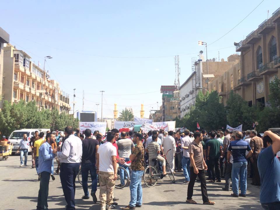 بالصور:تظاهرات في كربلاء تتهم مجلس المحافظة بالفساد
