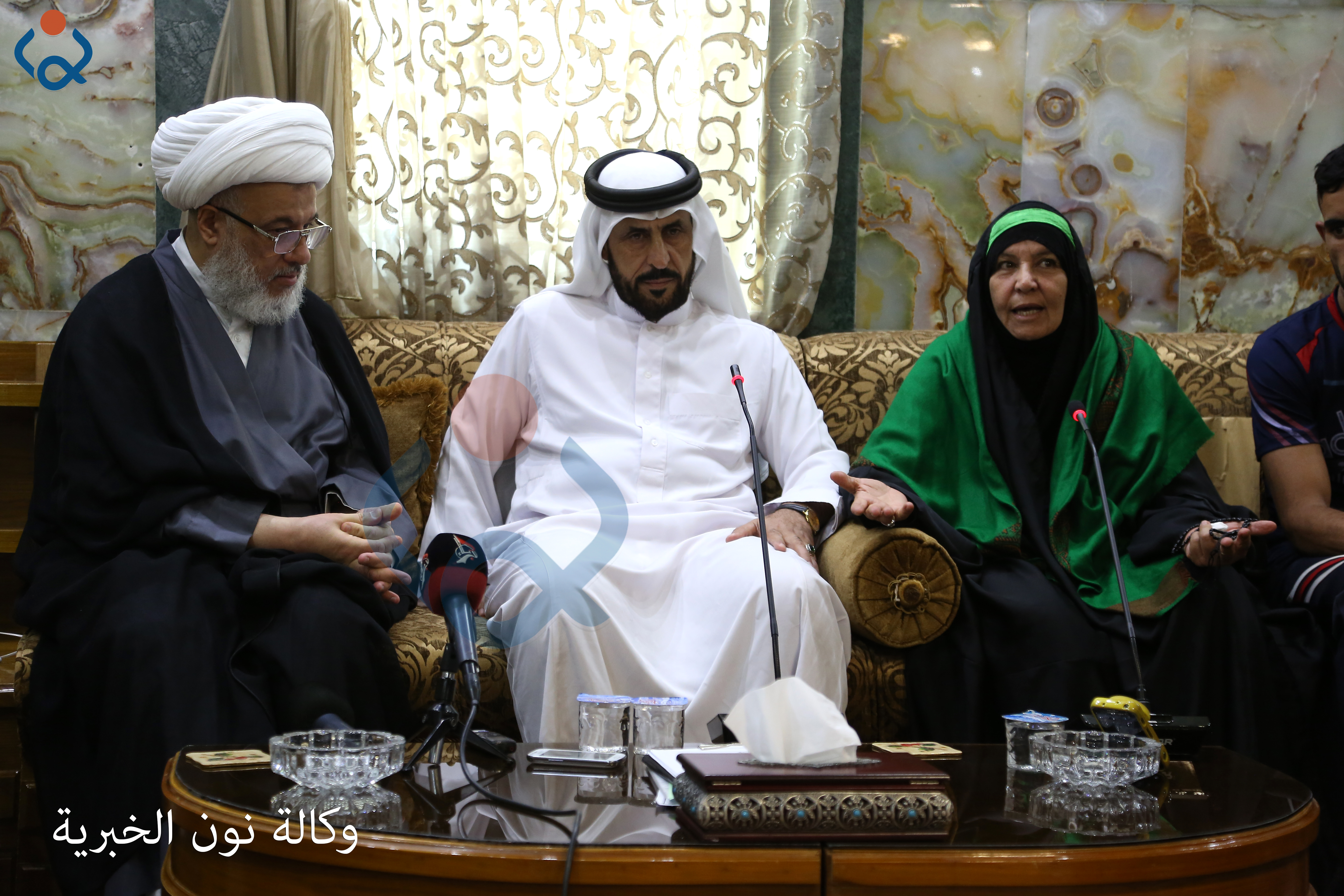 بالصور: العتبة الحسينية تمنح  السيدة التكريتية (ام قصي) نفقات حجها والاخيرة تطالب بتشكيل فوج (طوعة ) في ناحية العلم