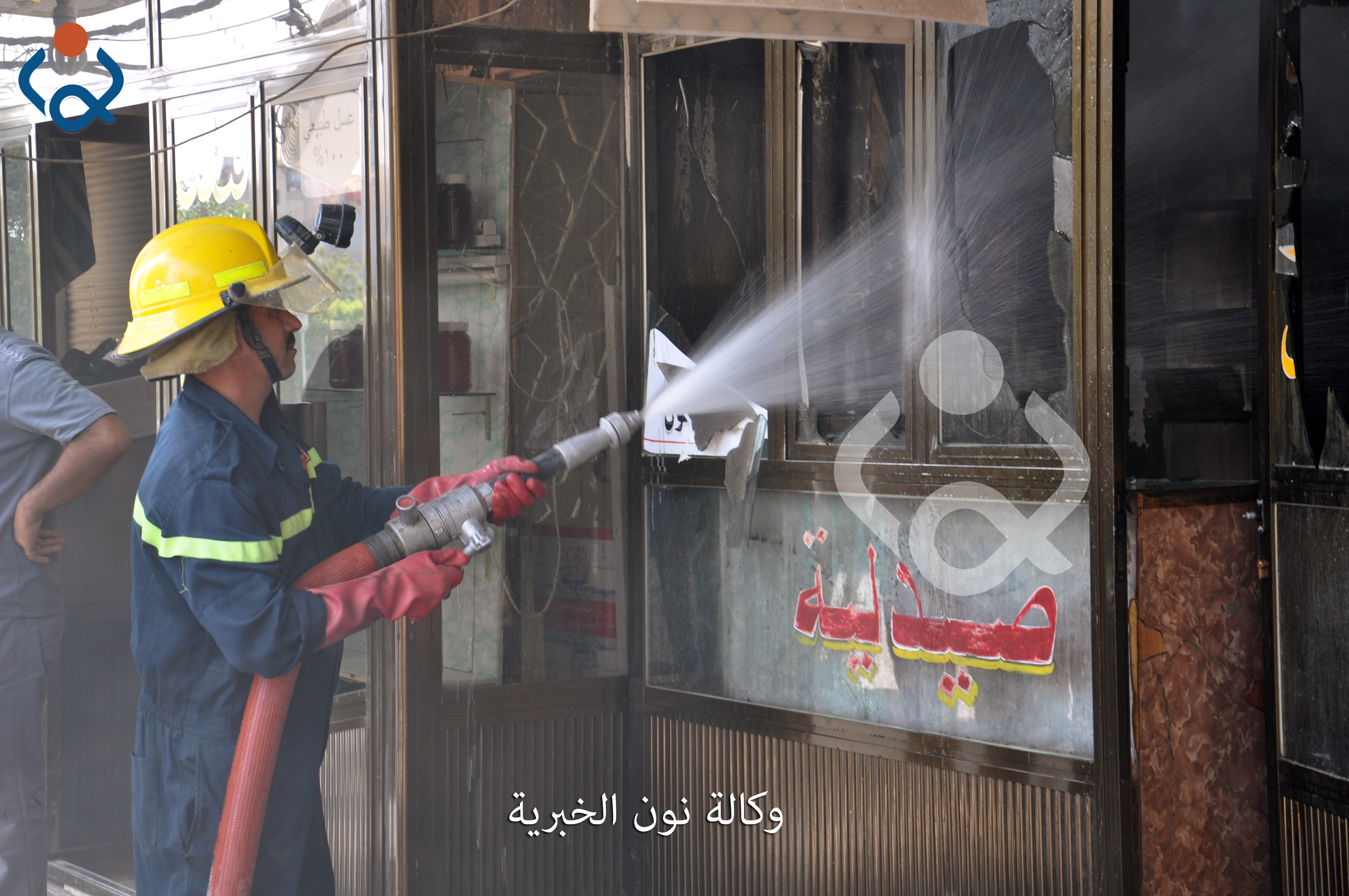 بالصور: اندلاع حريق في احدى الصيدليات وسط كربلاء