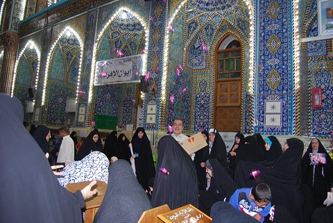 كربلاء:توزيع حلويات وزهور في الصحن الحسيني الشريف ابتهاجا تحرير ناحية امرلي من دنس الدواعش