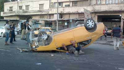 حادث انقلاب سيارة ونجاة سائقها +صوره