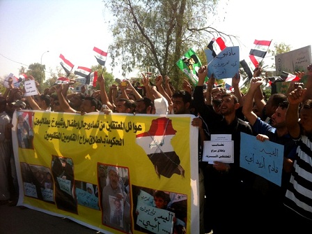 الصدريون يتظاهرون امام محافظة البصرة للمطالبة باخراج المعتقلين المقاومين للاحتلال(مصور)