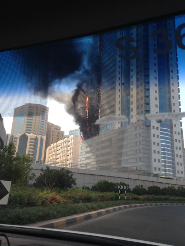 بالصور والفيديو: حريق هائل بأحد المباني في الامارات العربية المتحدة