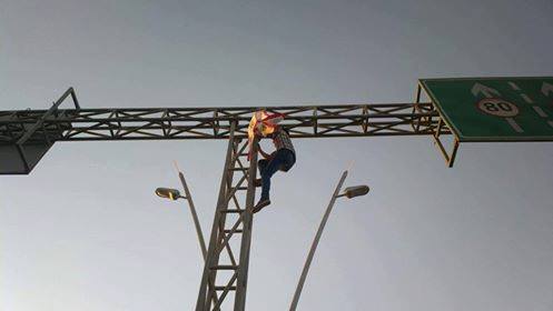 رابطة اصدقاء البيئة والعلوم : يتسلقون البنايات العالية والاعمدة لرفع راية الامام الحسين (ع)