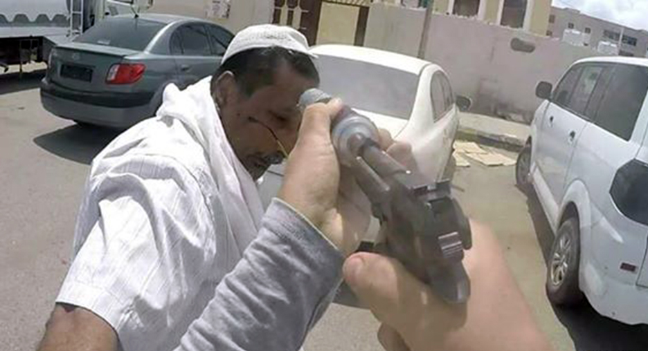 بالصور: داعش تغتال ضابطا يمنيا على طريقة أفلام الأكشن!