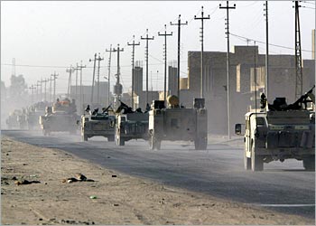 القوات الامريكية تحذر السواق العراقيين من حوادث السير بسبب زيادة حركة الارتال العسكرية المنسحبة من العراق