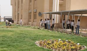 طلبة من كلية الادارة والاقتصاد في جامعة كربلاء يقيمون اعتصاما لارجاع رئيس قسمهم