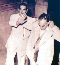 لقطة نادرة لرئيس وزراء العراق وهو يرتدي ربطة عنقه  والحارس يحاول منع المصور من التقاط الصورة؟!!