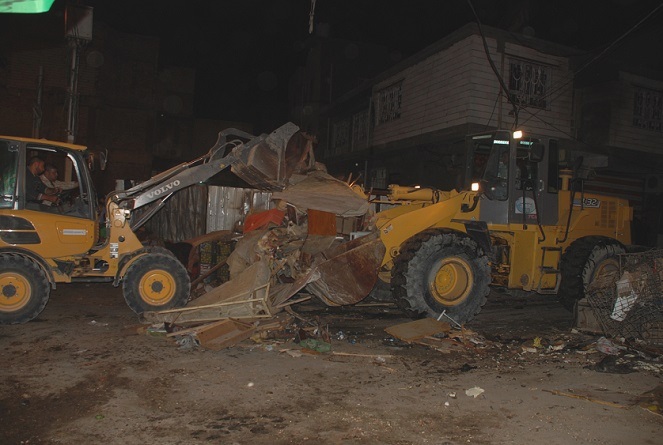 كربلاء تشهد حملة واسعة لإزالة التجاوزات على أرصفة وشوارع مركز المدينة القديمة(مصور)